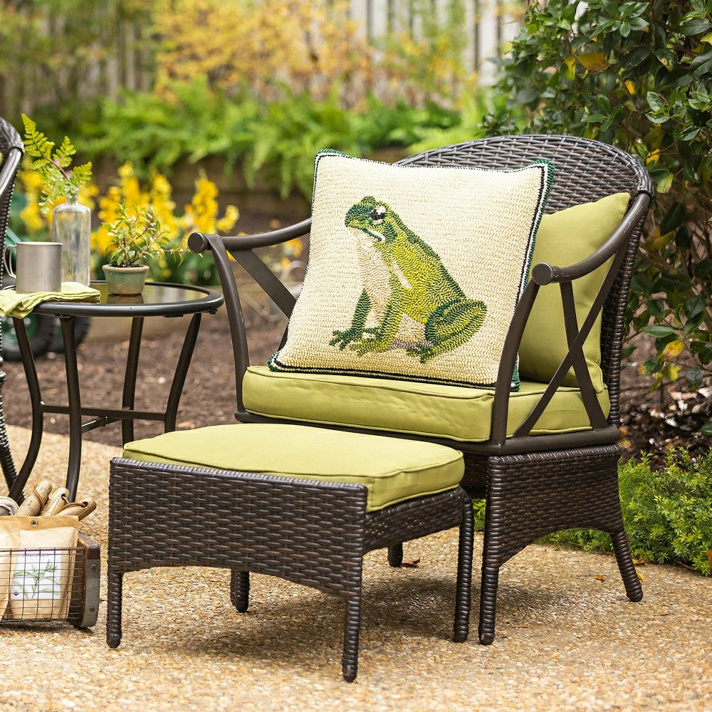 Indoor/Outdoor Frog Hooked Throw Pillow 18"x18" | Plow & Hearth