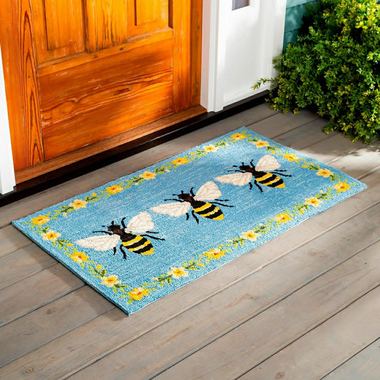 Indoor/Outdoor Bee Hooked Polypropylene Accent Rug | Plow & Hearth