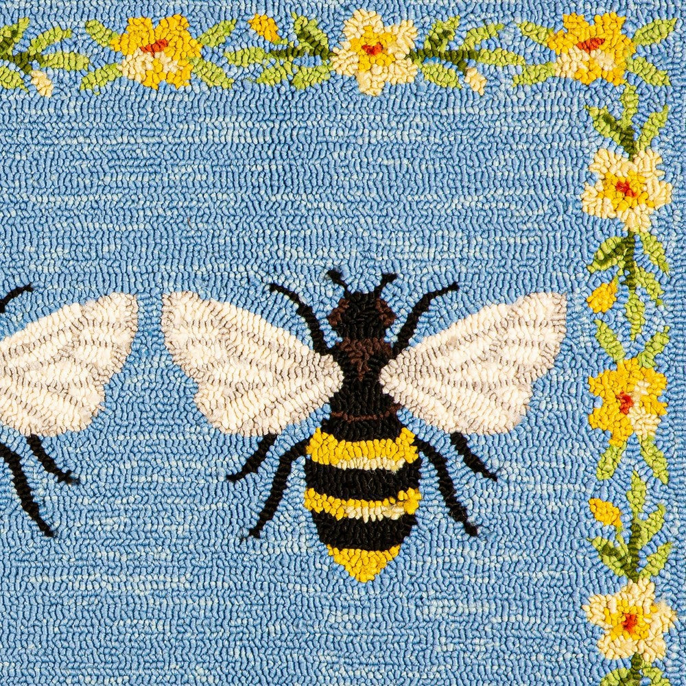 Indoor/Outdoor Bee Hooked Polypropylene Accent Rug | Plow & Hearth
