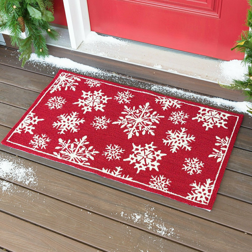 Indoor/Outdoor Snowflakes Holiday Hooked Accent Rug | Plow & Hearth