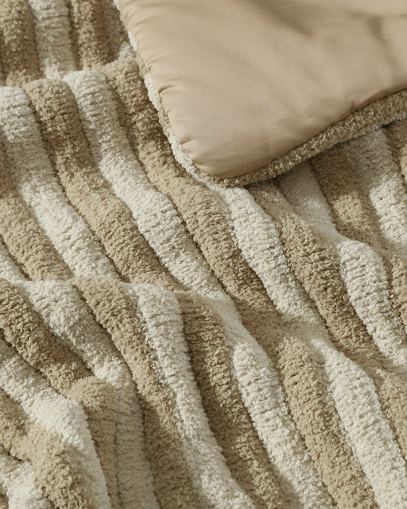 Snug Piped Comforter | Plow & Hearth