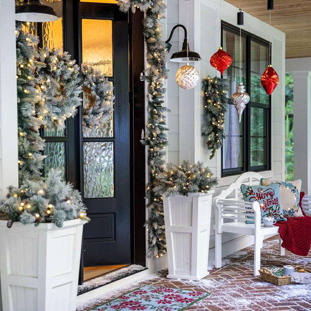 Indoor/Outdoor Poinsettia Hooked Polypropylene Accent Rug 24"X42" | Plow & Hearth