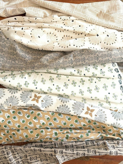 Table Throw (Ivory) - Poinsettia - Midnight, Chai, & Sage | Plow & Hearth