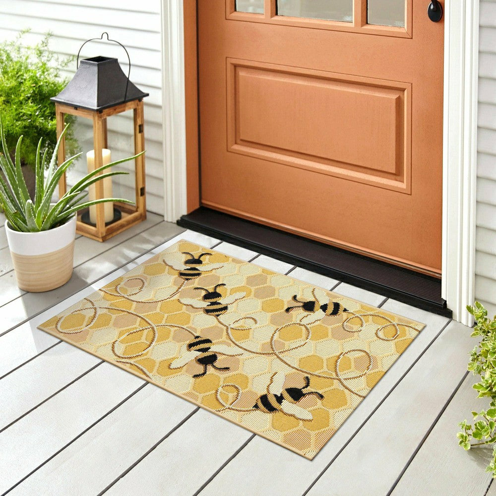 Esencia Bee Free Indoor/Outdoor Rug | Plow & Hearth